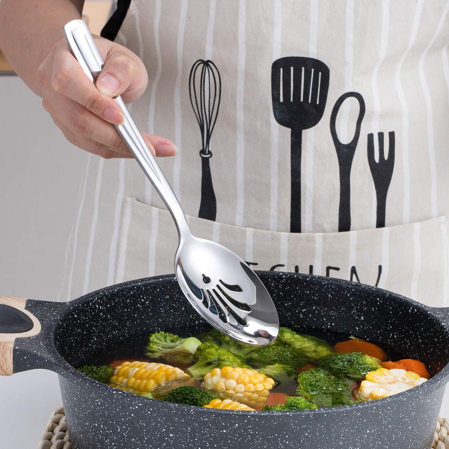 GoGeiLi butter knife with comfortable handle for spreading butter or soft cheeses.
