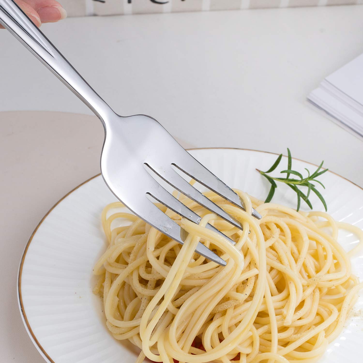 GoGeiLi mirror-finish serving utensils add elegance to any table