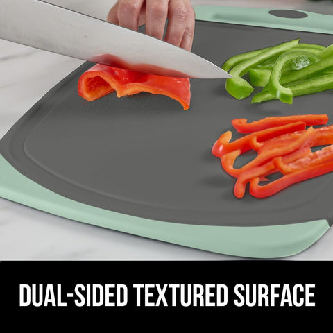 GORILLA GRIP deep juice grooves catch liquids to prevent counter spills.
