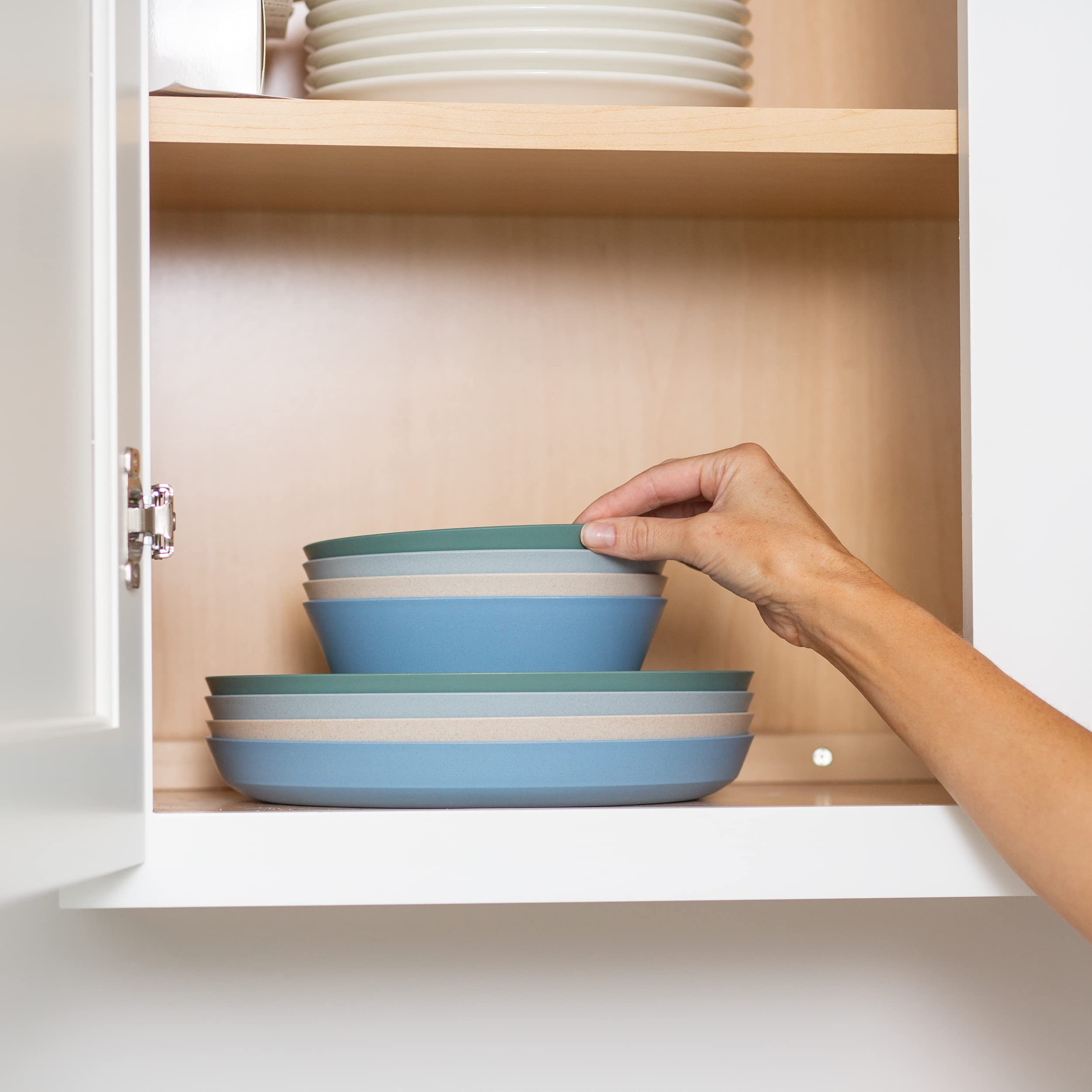 Grow Forward outdoor dining setup with colorful wheat straw dinnerware