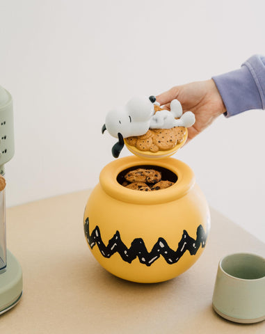 Grupo Erik Snoopy Cookie Jar airtight seal preserves cookie freshness.