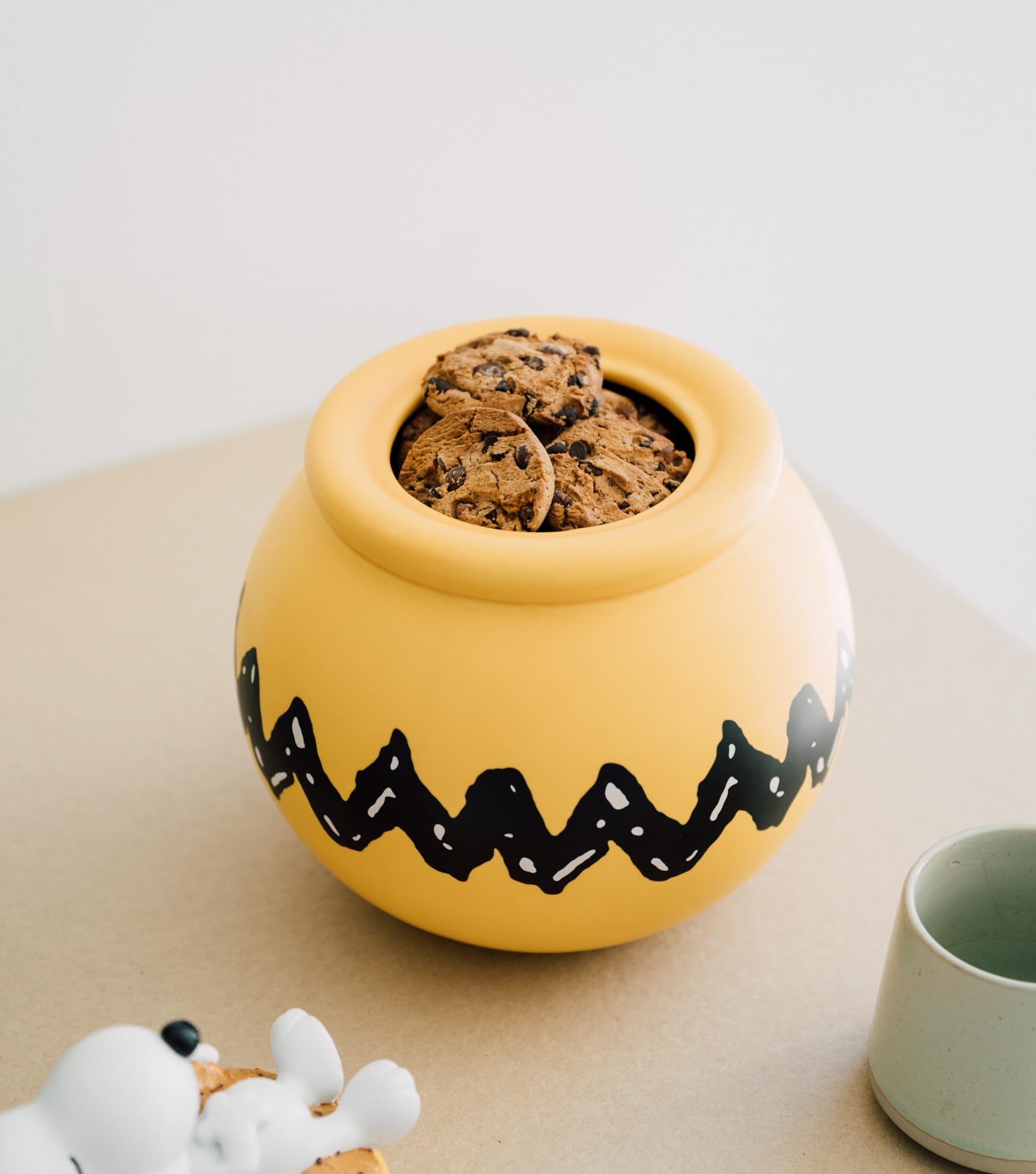 Grupo Erik Snoopy Cookie Jar gift box presentation for Peanuts fans.
