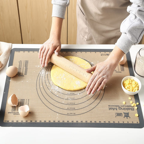 Guanci rolling macarons mats to roll dough evenly and prevent sticking.