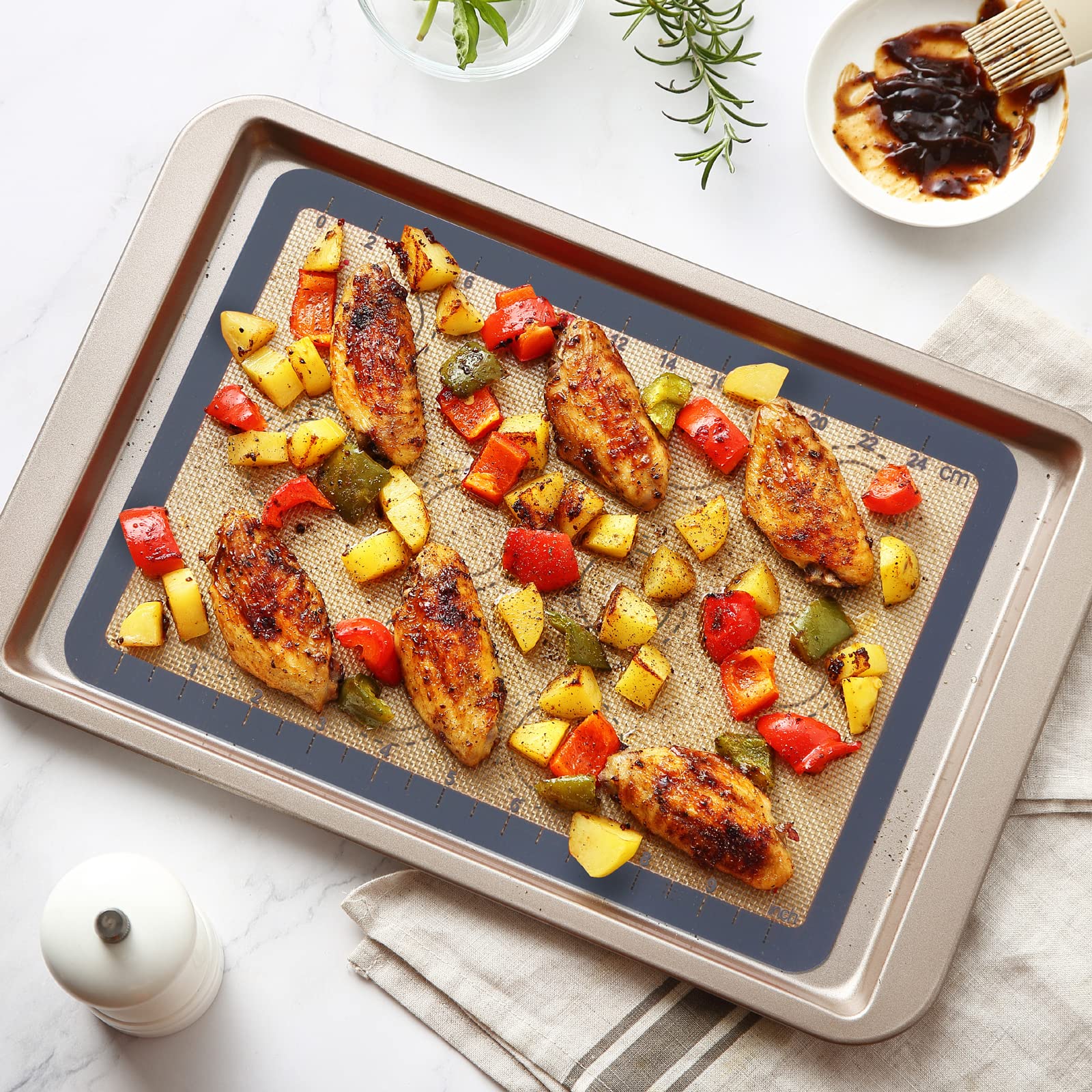 Guanci 9-inch round pizza mat ensures even browning and non-stick surface.