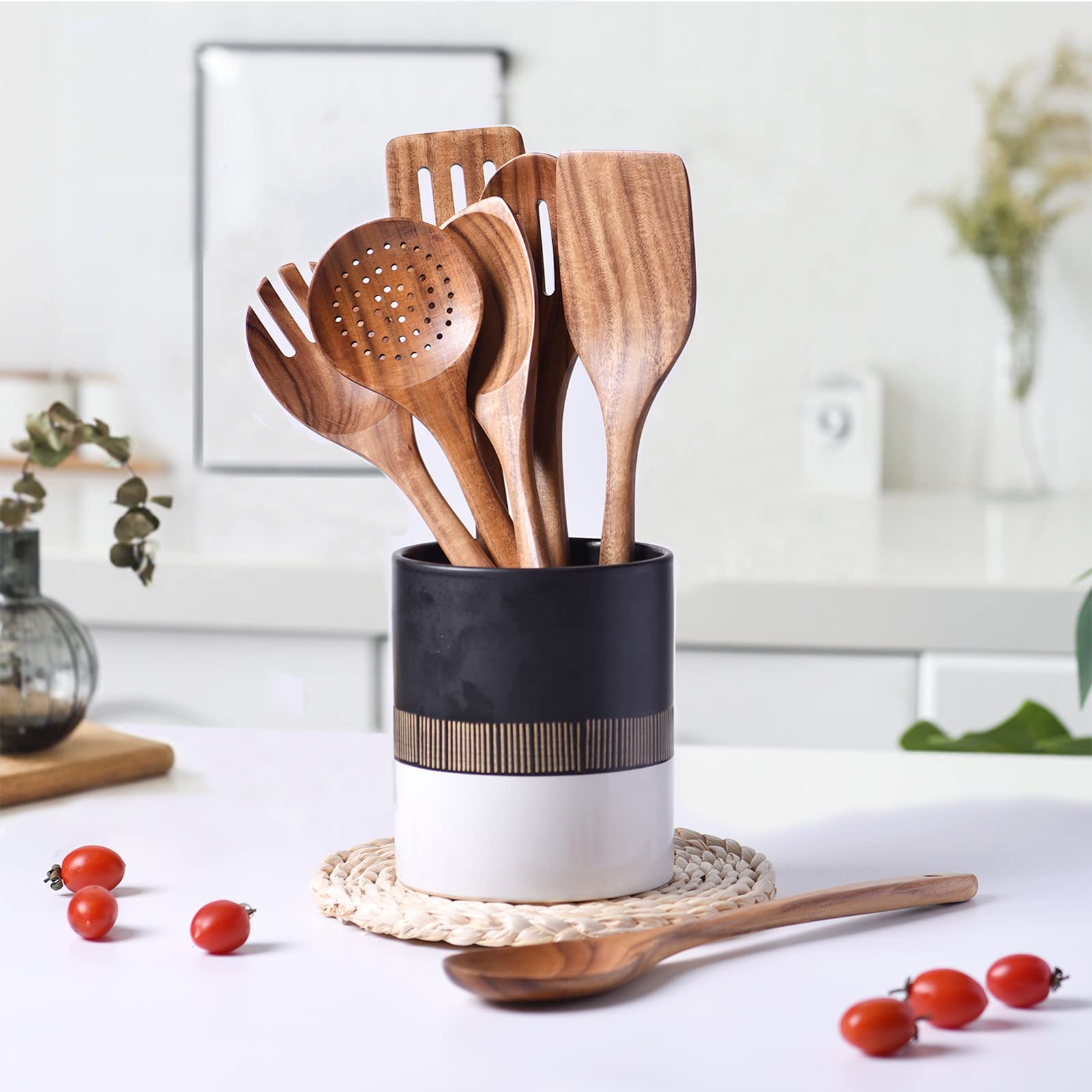 Gudamaye slotted spoon drains liquids while cooking without losing flavor