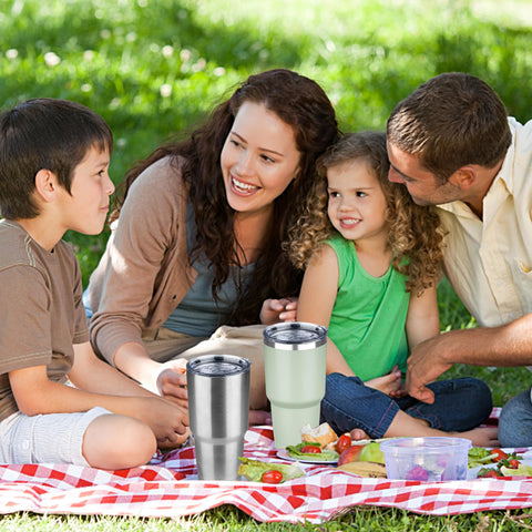 GUDEMAO insulated cup stays comfortable to hold when beverages are hot or cold.