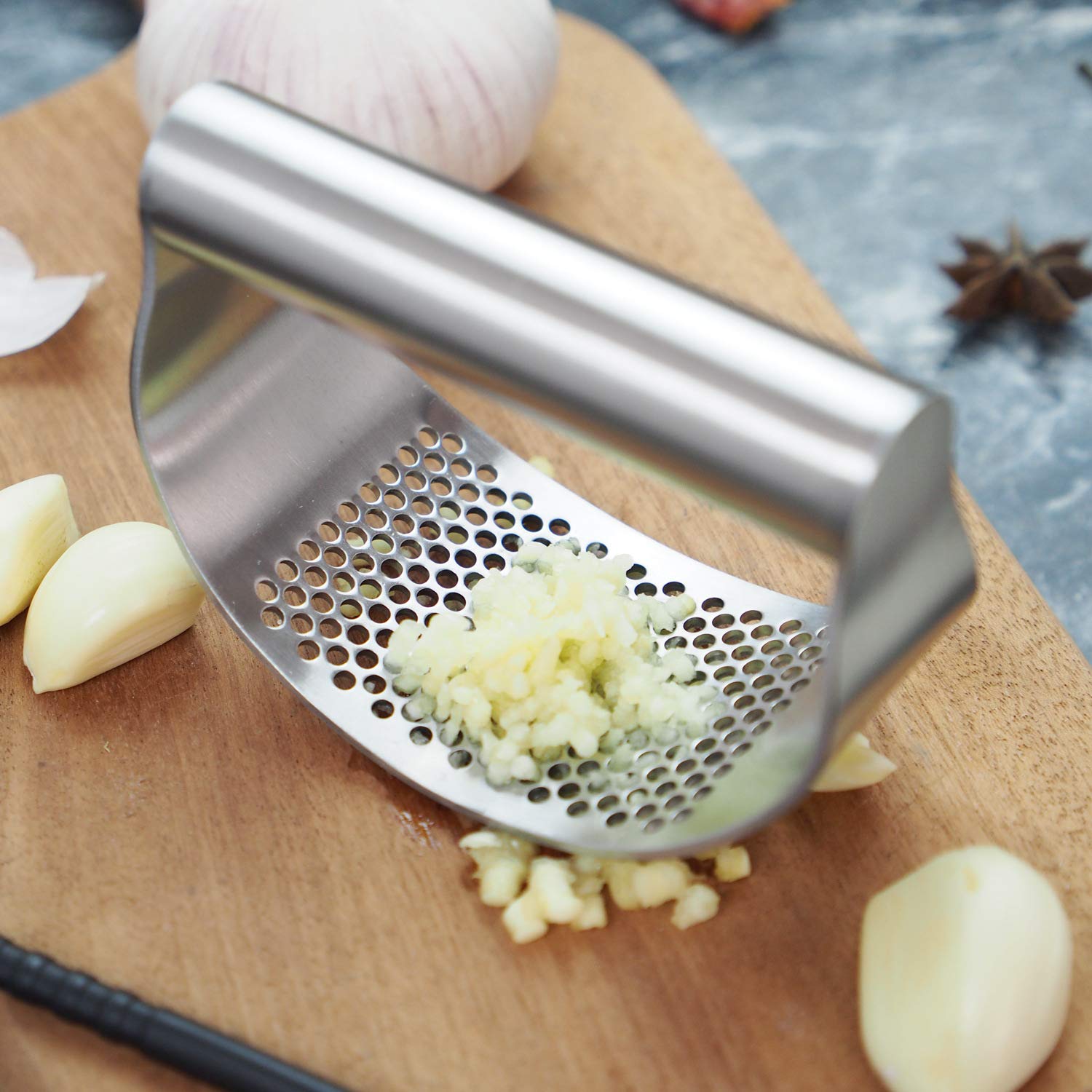 GuDoQi included brush and scraper simplify cleaning tasks.