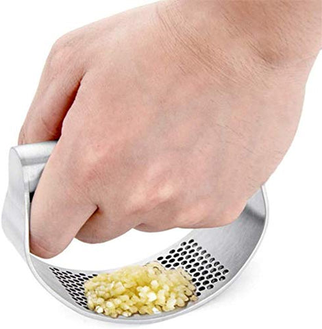 GuDoQi silicone peeler aids fast, odor-free garlic peeling.