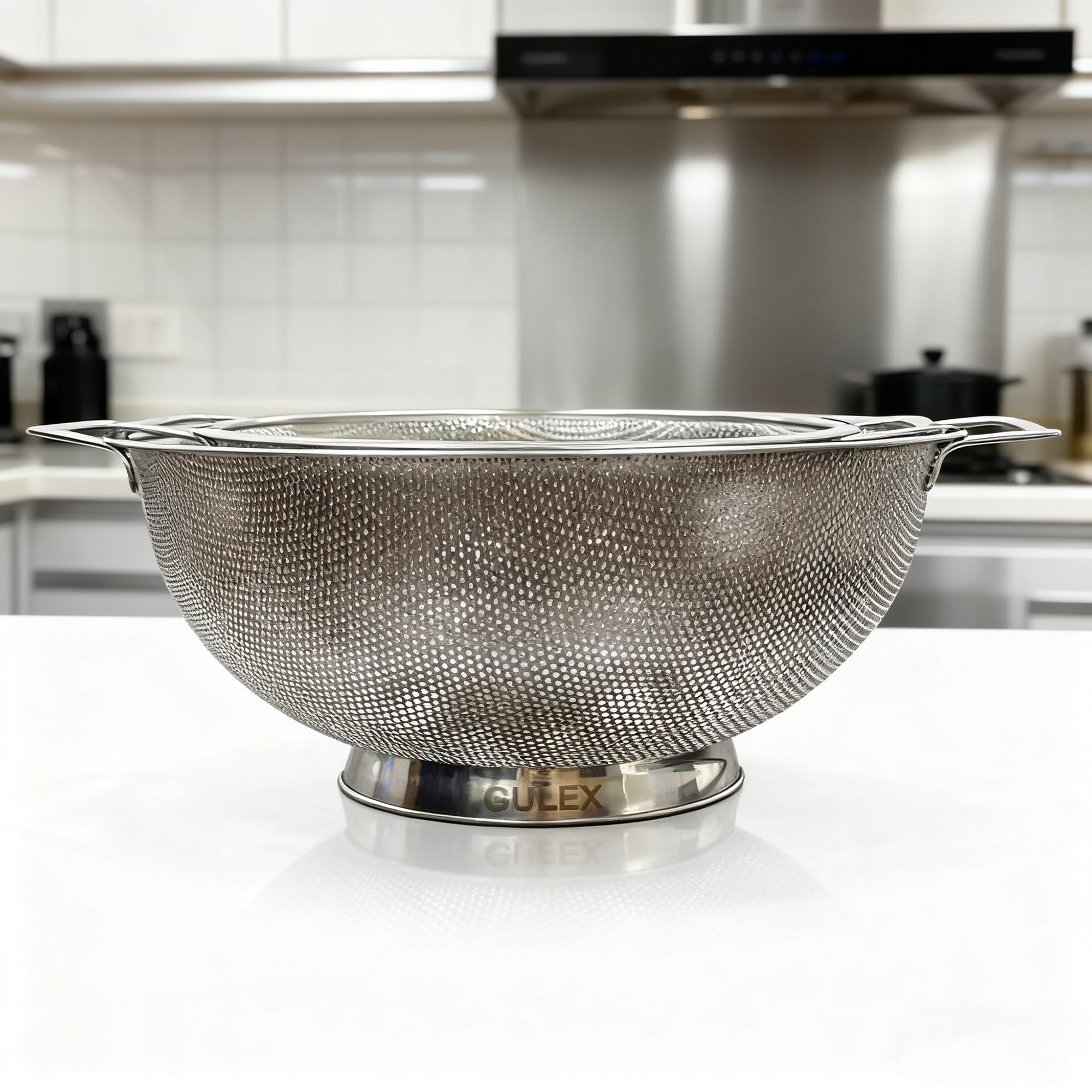 Gulex 3-quart strainer hole detail emphasizes fine mesh
