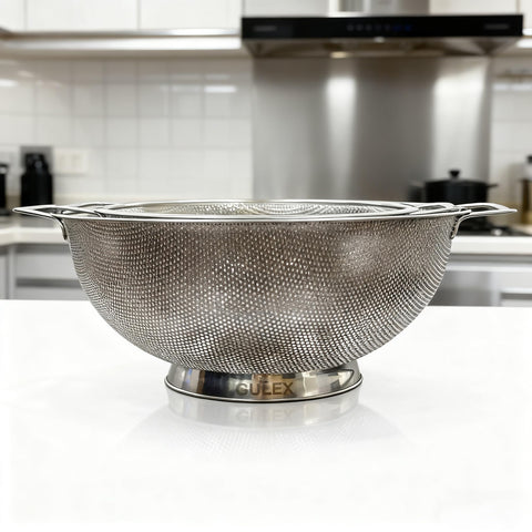 Gulex 3-quart strainer hole detail emphasizes fine mesh