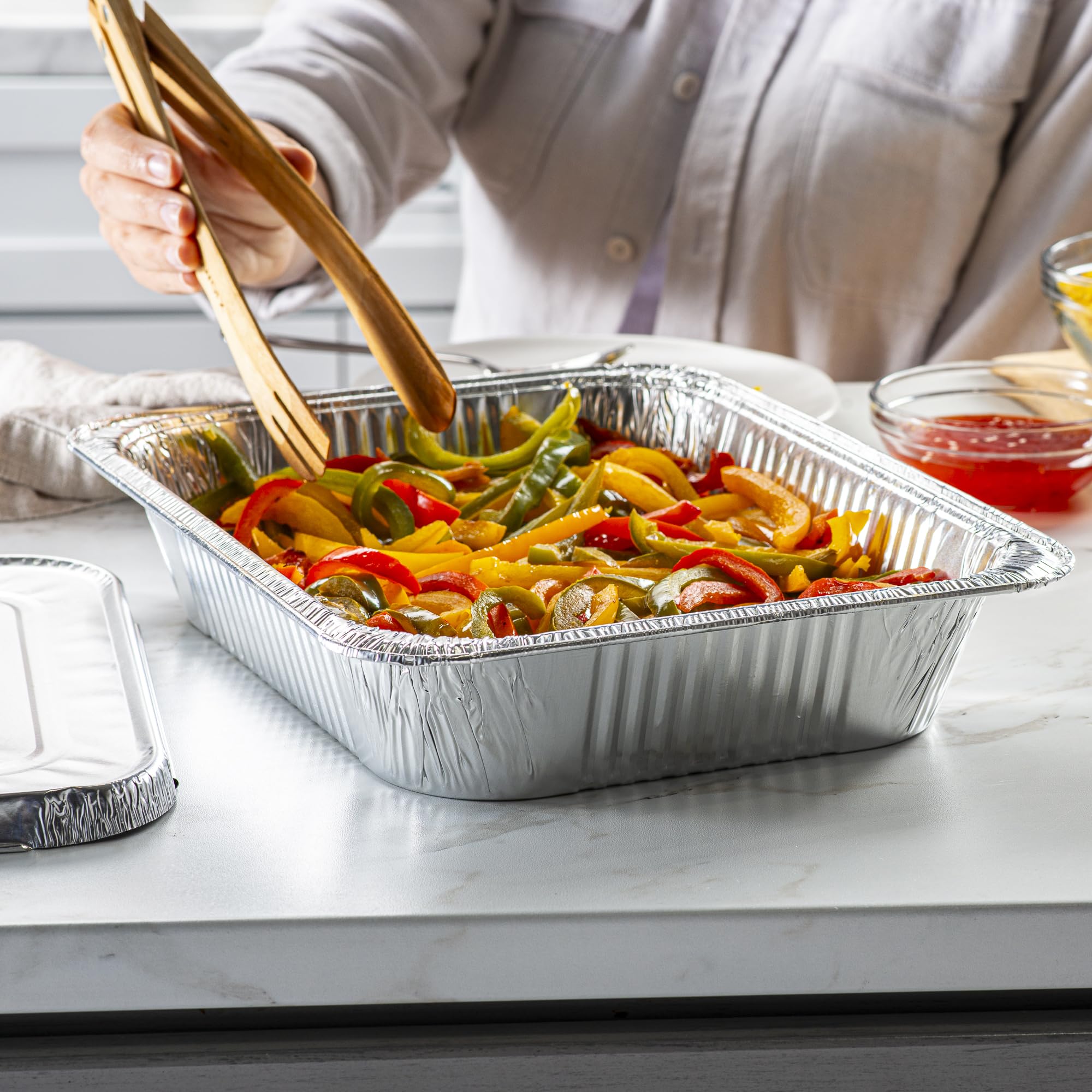 GUSTO disposable pans ideal for catering, transport, and presentation.