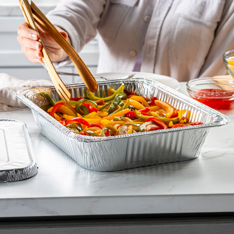 GUSTO lid fits a full curled rim for secure transport of meals.