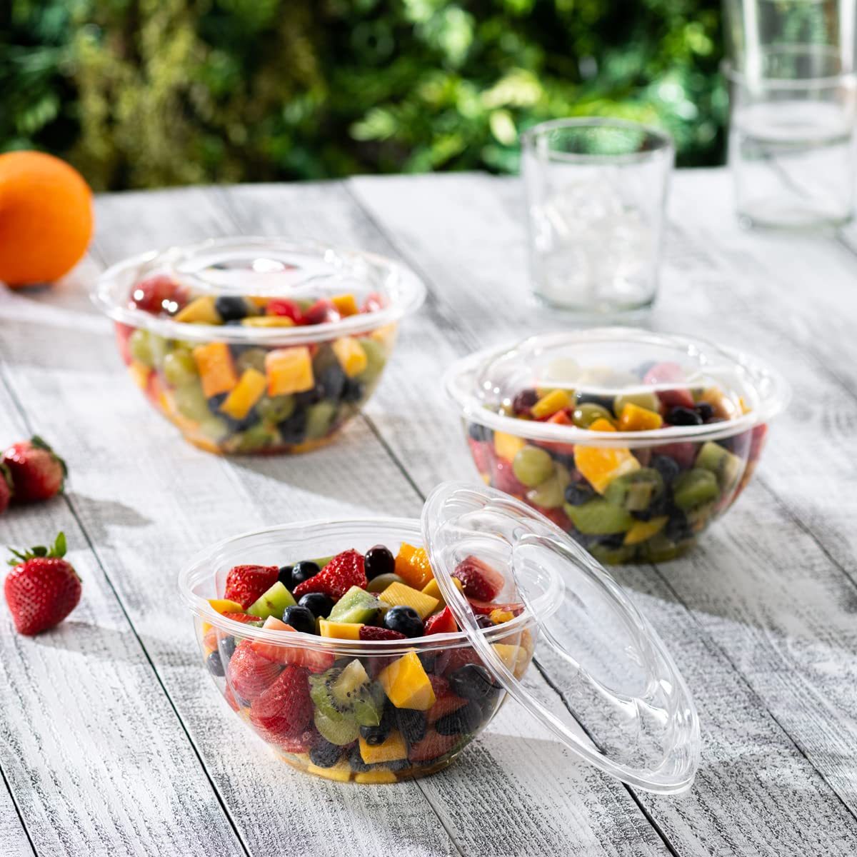 GUSTO picnic-ready salad bowls with lids for on-the-go meals.