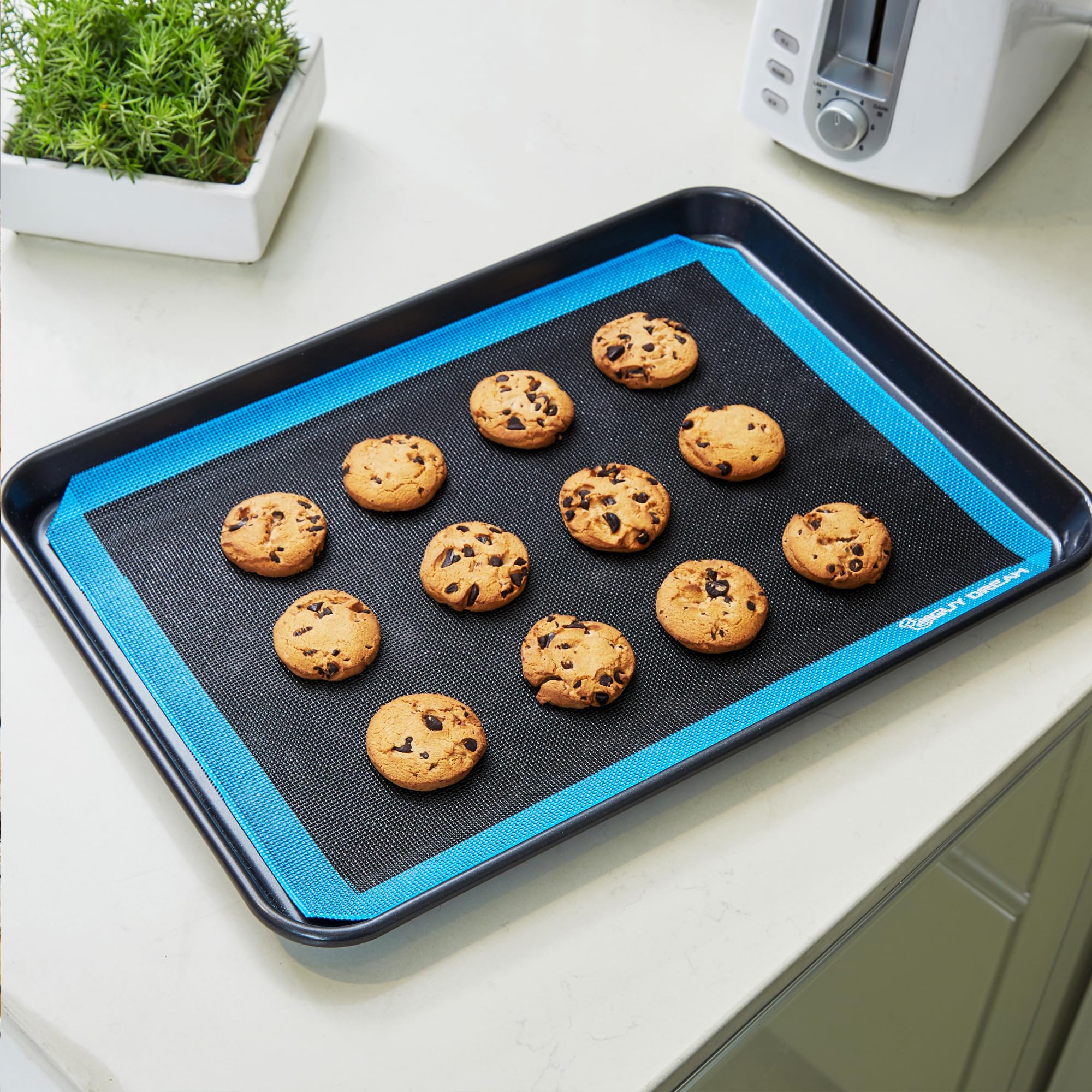 GUY.DRE.MAT easy-clean silicone mat suitable for hand wash or dishwasher.