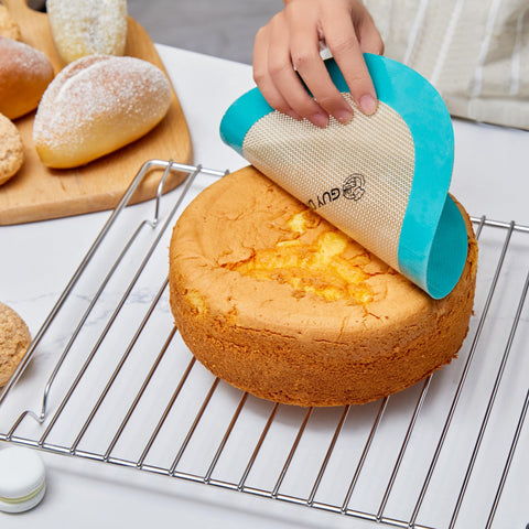 GUY.DRE.MAT nonstick baking mat ready for oven use and clean removal.