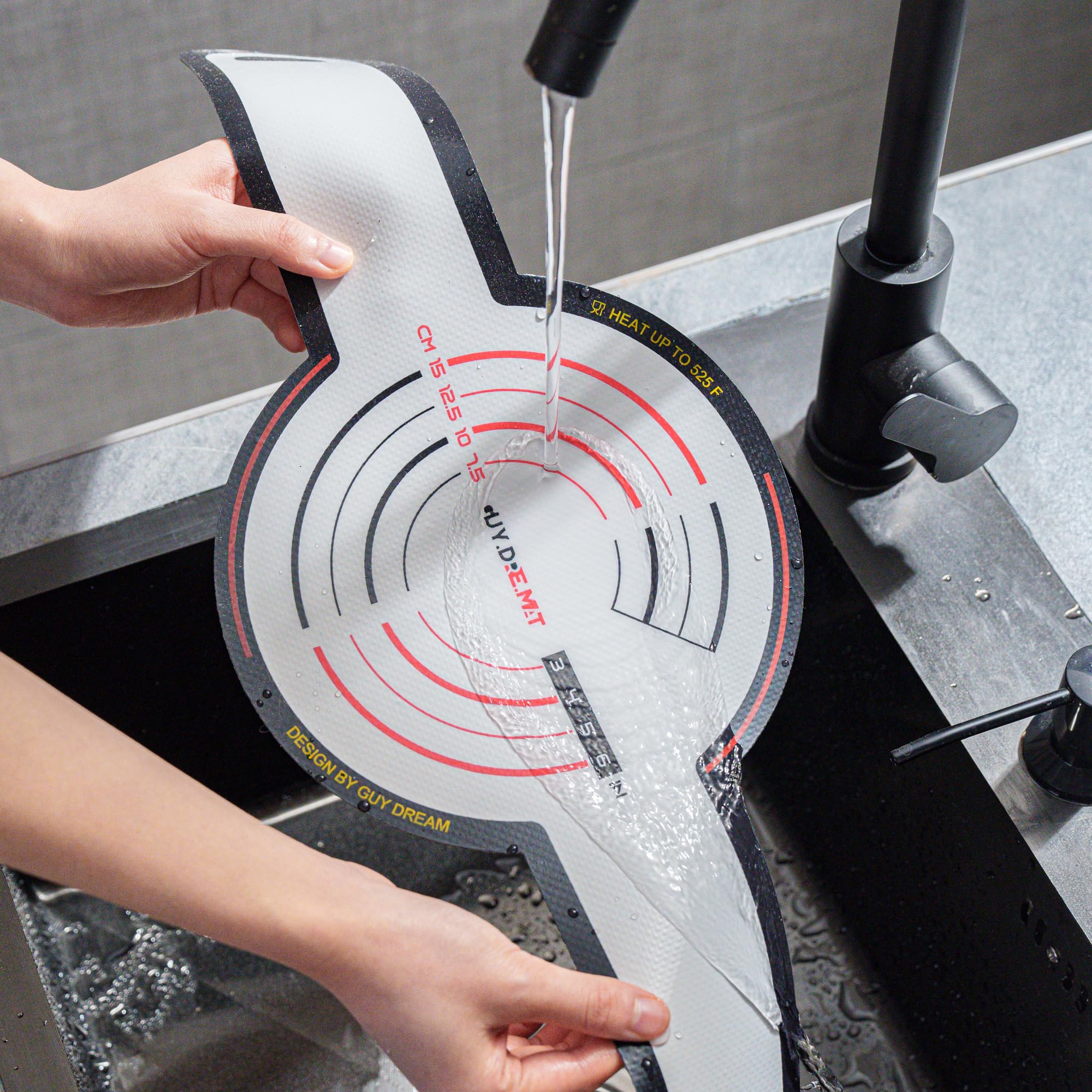 GUY.DRE.MAT fits 3-7 quart ovens for versatile Dutch oven use.