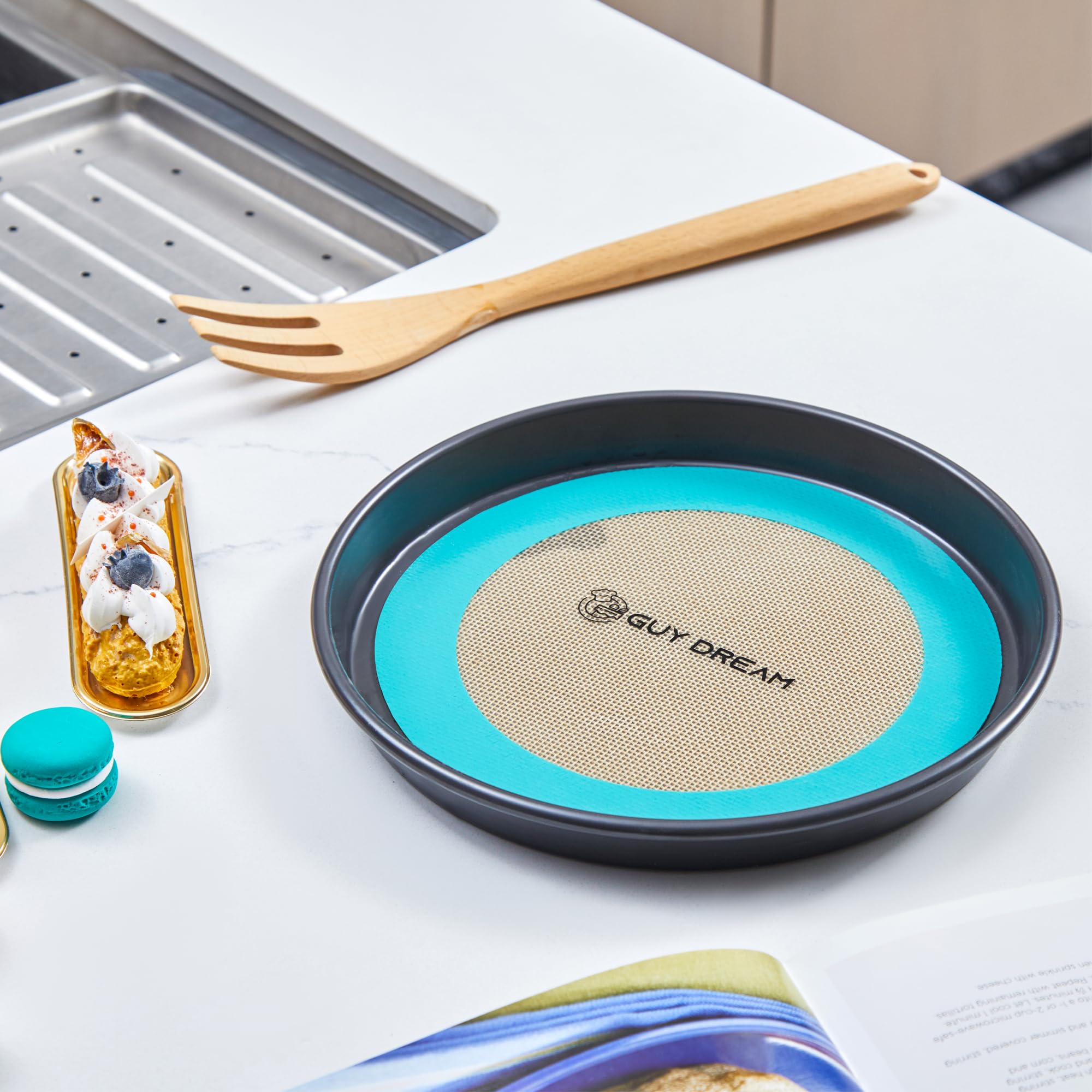 GUY.DRE.MAT versatile baking mats support pizzas, cakes, and pastries.