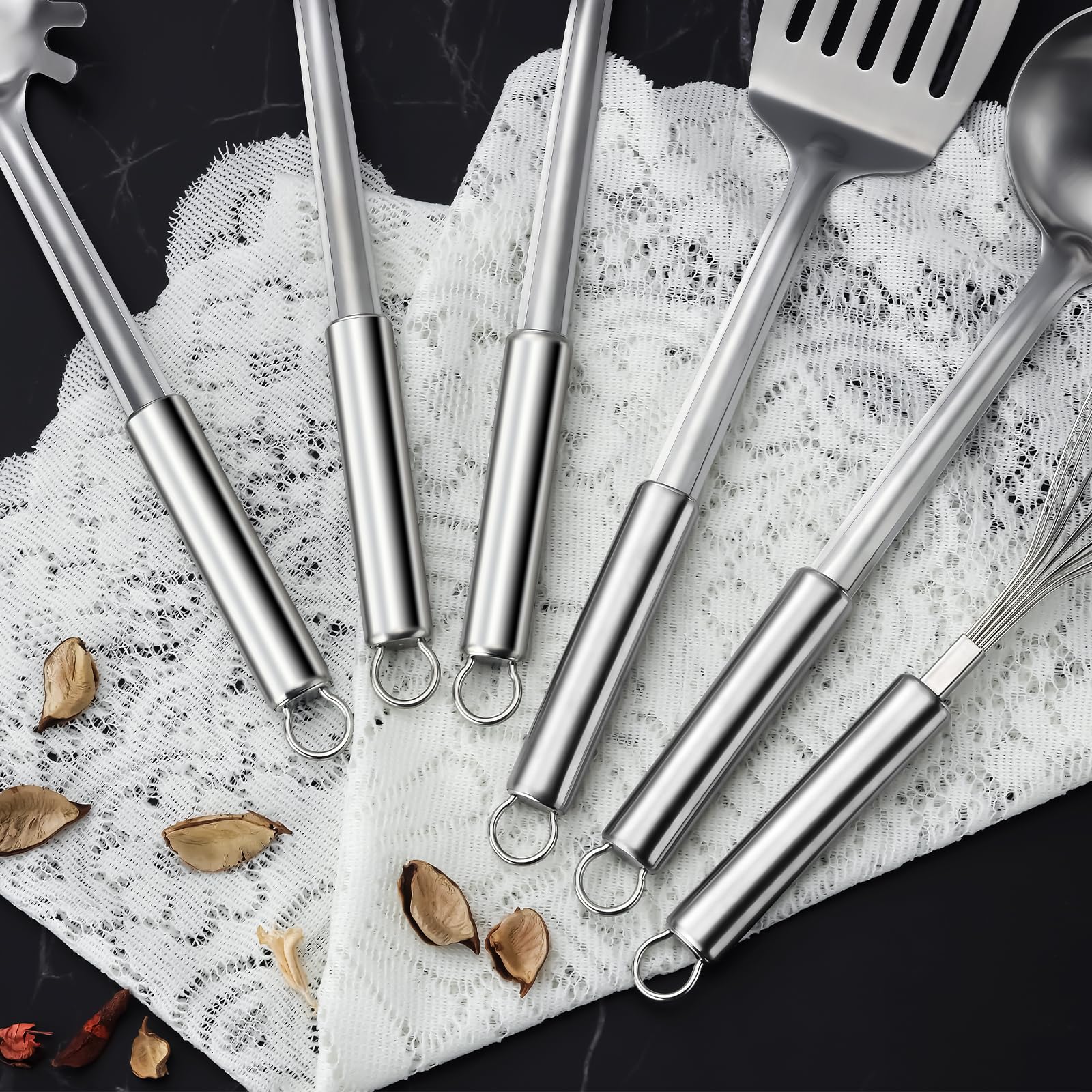 Gymdin pasta server in stainless steel helps lift pasta with control.