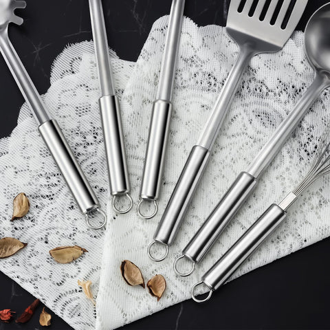 Gymdin pasta server in stainless steel helps lift pasta with control.