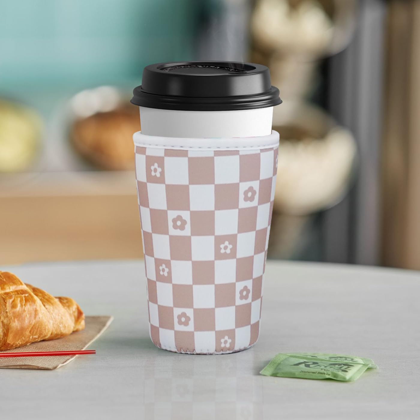 Haevola Checkered Bloom-size-compatibility sleeve fits standard and large cups for versatility.
