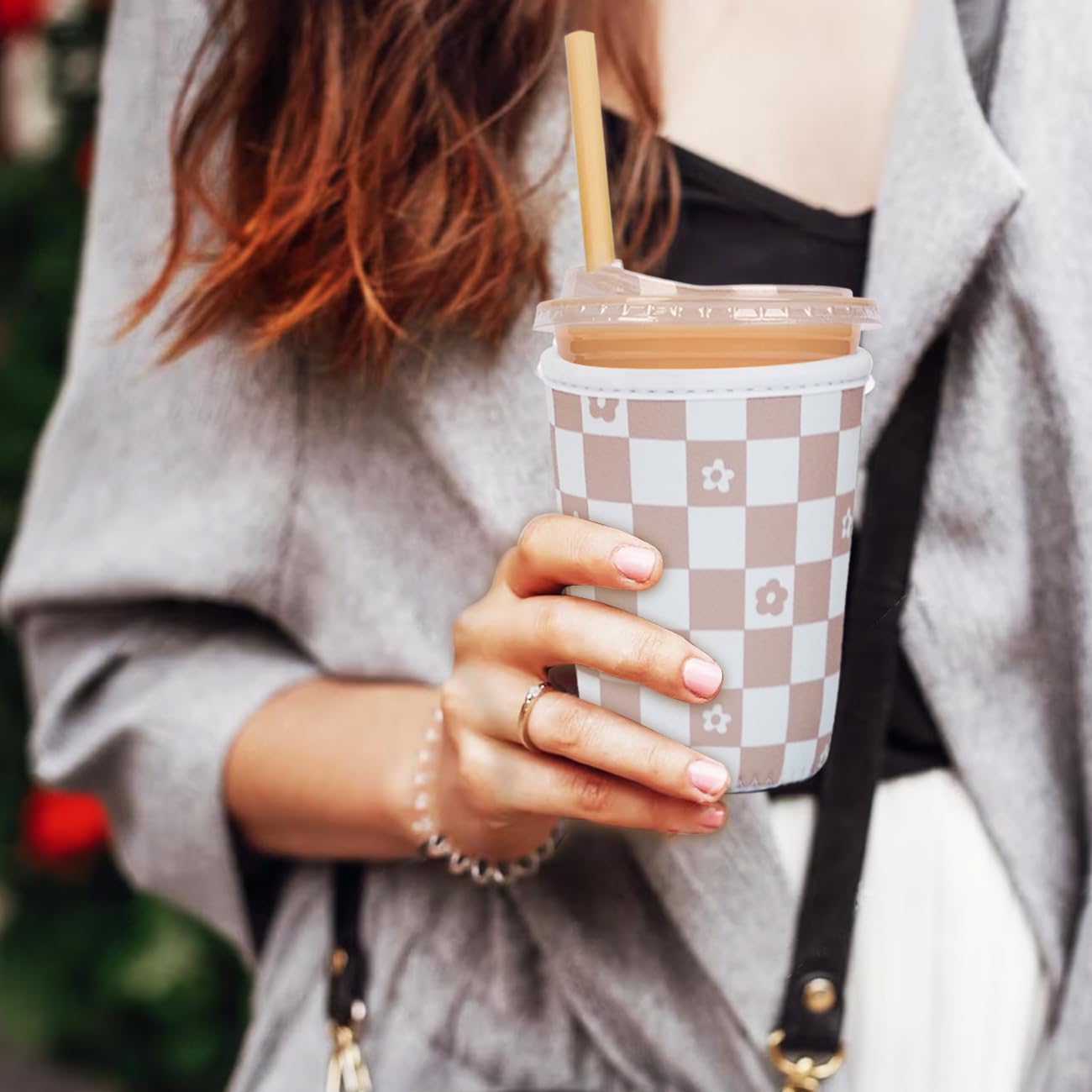 Haevola neoprene-texture cup sleeve provides a comfortable dry grip for cold drinks.
