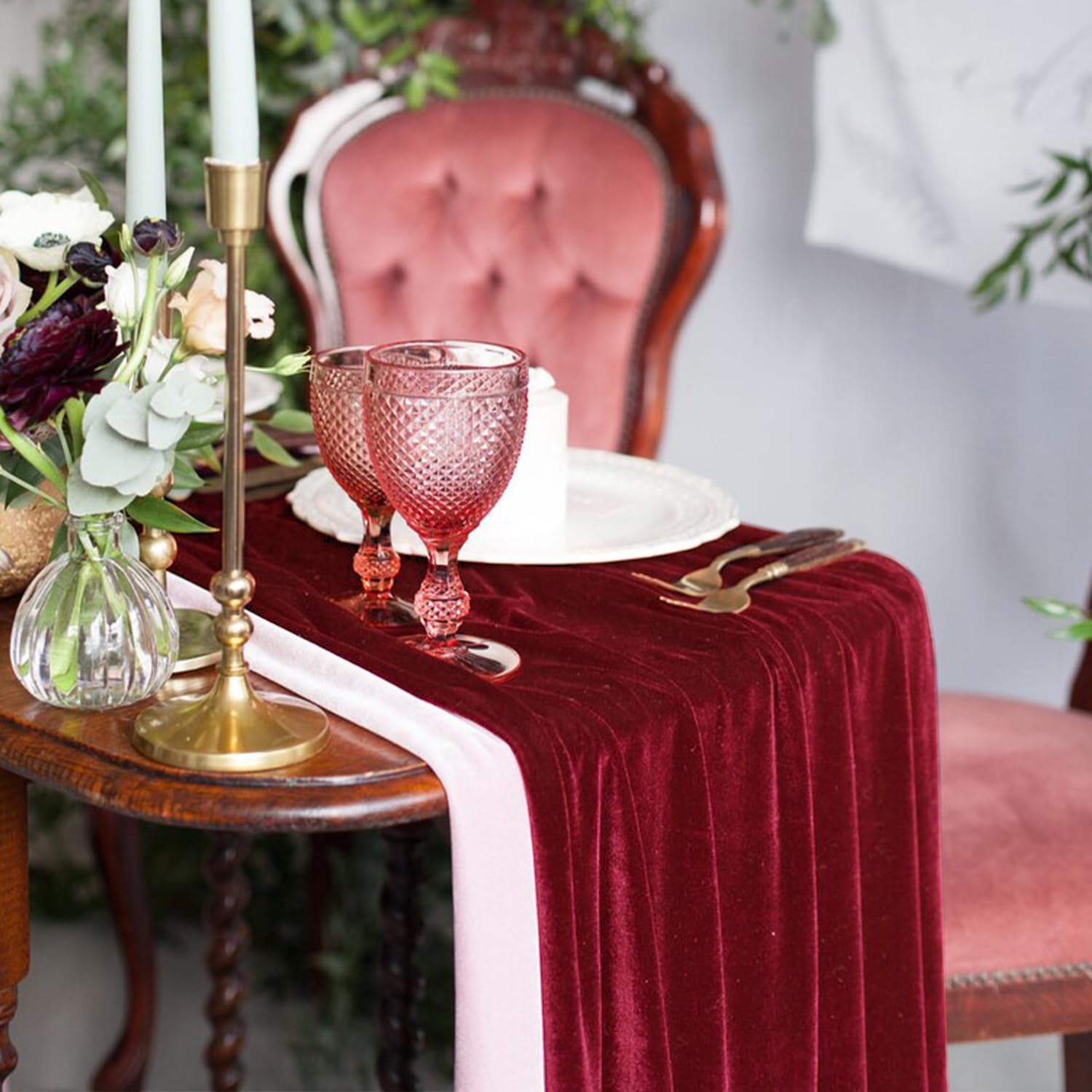 Hahuho Christmas dining table style enhances festive ambiance.