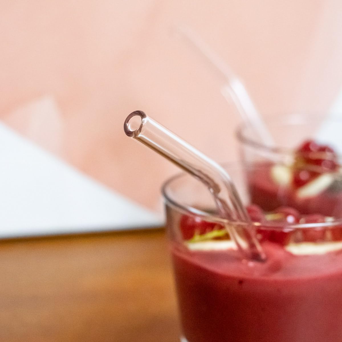 HALM glass straw in cocktail highlighting flavor preservation.