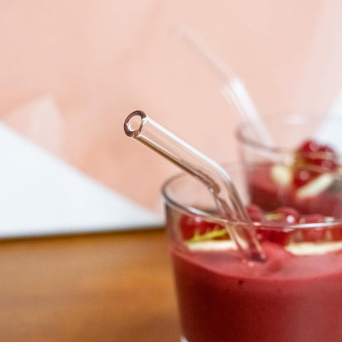 HALM glass straw in cocktail highlighting flavor preservation.