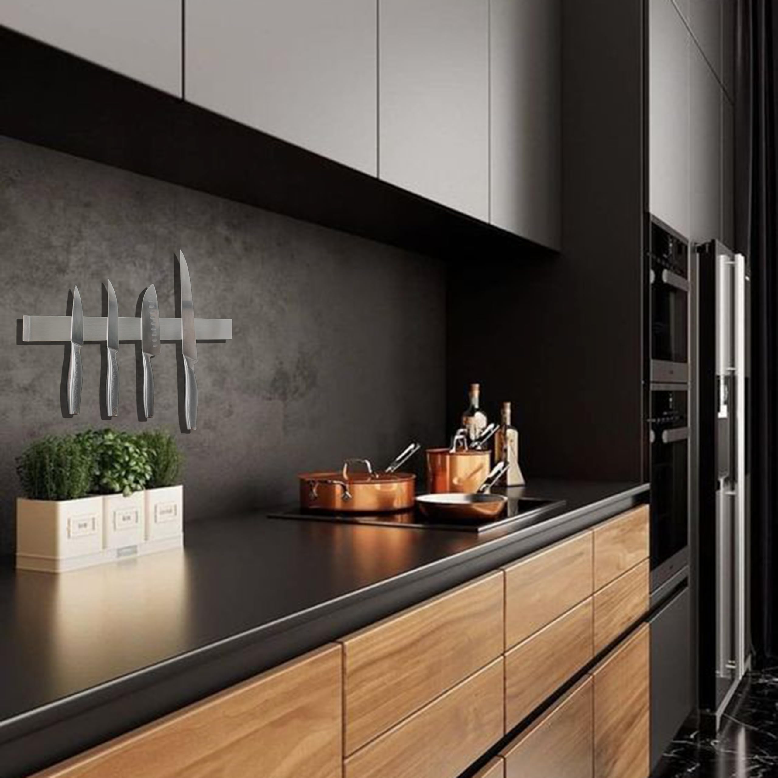 Hamletoff adhesive wall knife holder demonstrates strong grip without drilling.