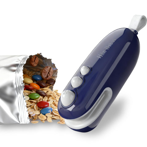 Hän Babos mini bag sealer blue seals chips to keep freshness.
