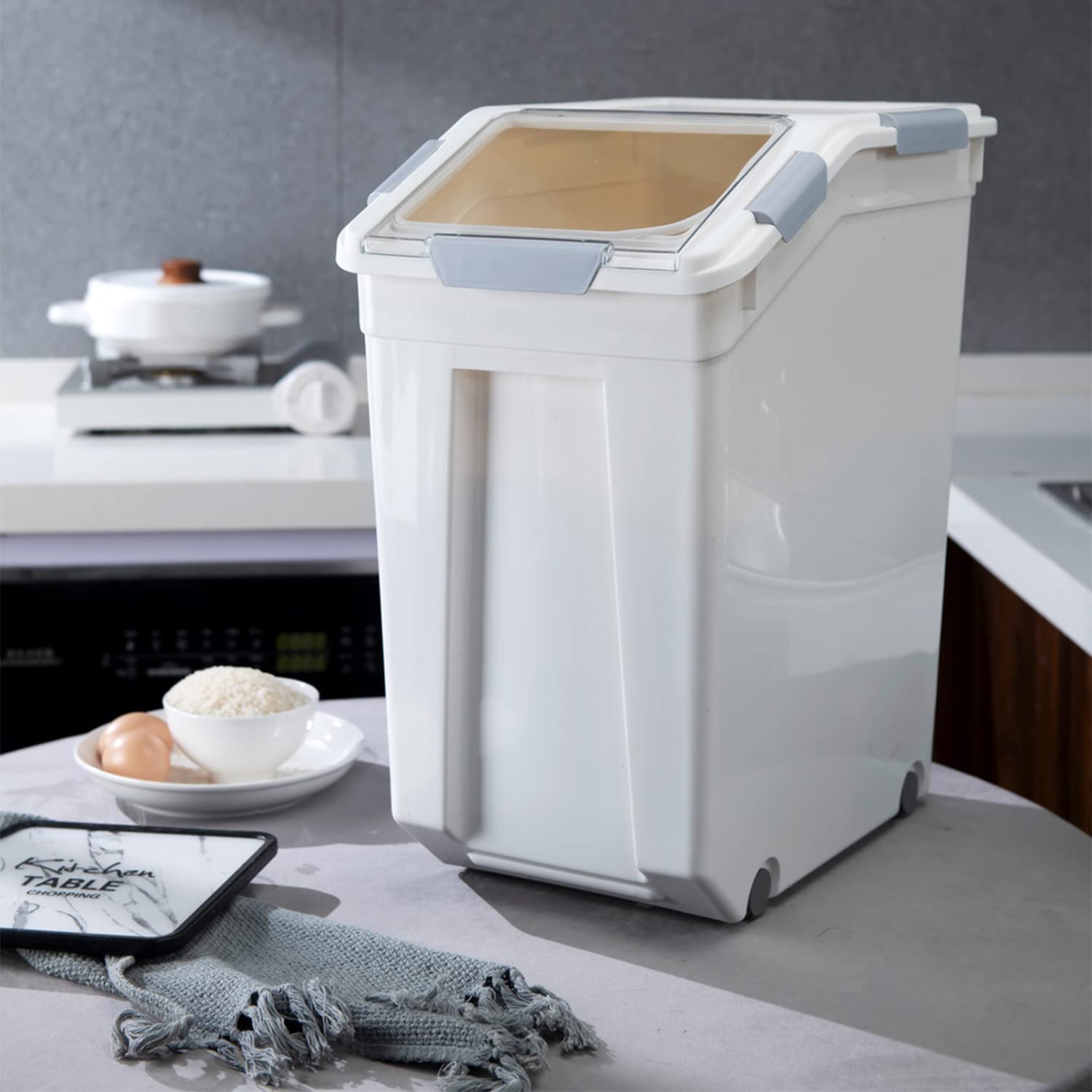 HANAMYA airtight lid seals moisture to protect dry goods like flour and pet food.