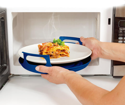 Handy Gourmet cool-touch handles provide a comfortable grip while lifting hot food.