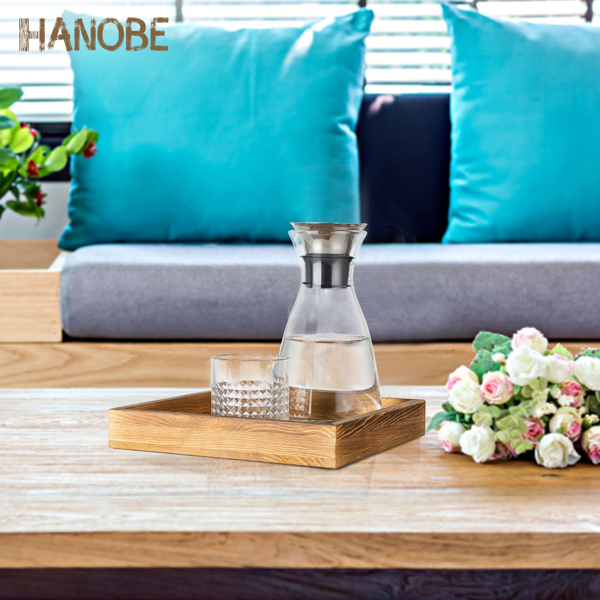 Hanobe square wooden tray in pine, lightweight and sturdy for everyday use.