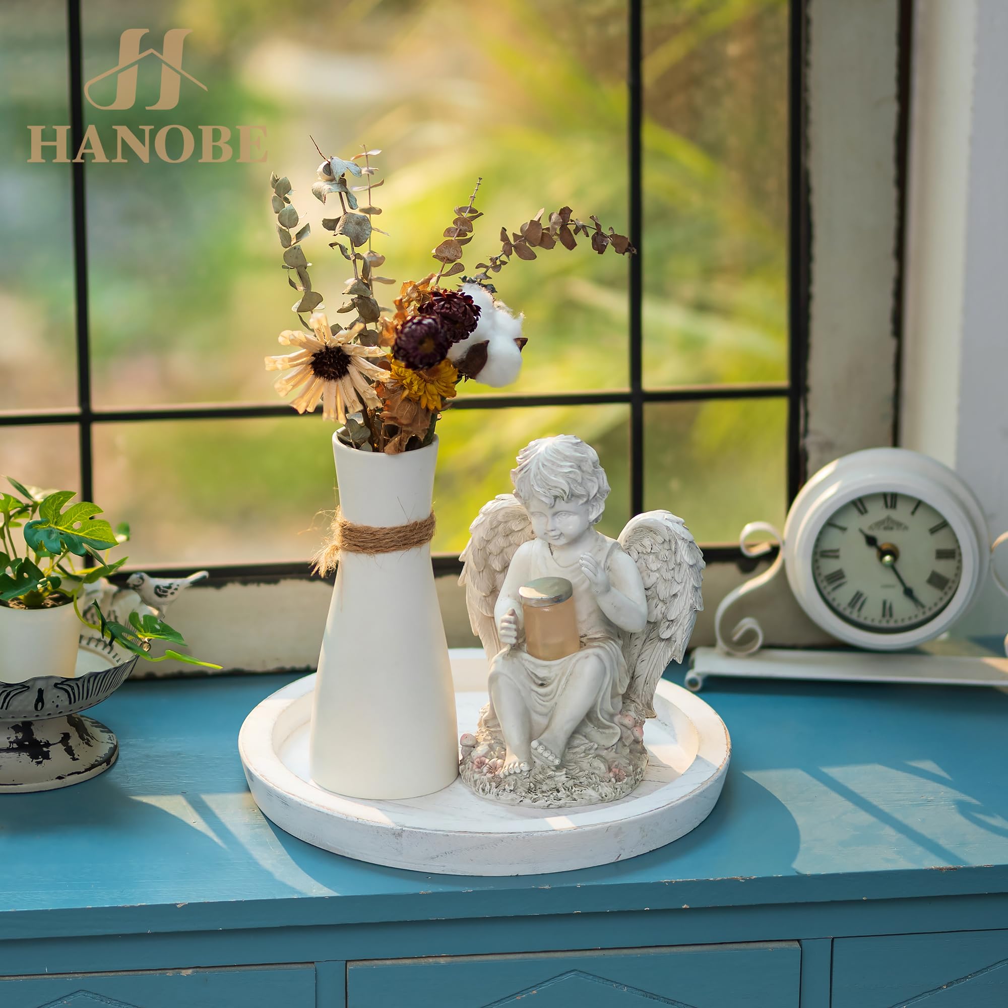 Hanobe round tray gracing an entryway table for easy storage