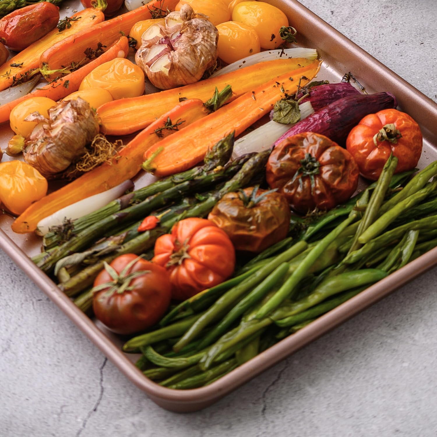 HAPPIELS carbon steel construction resists warping and promotes even baking