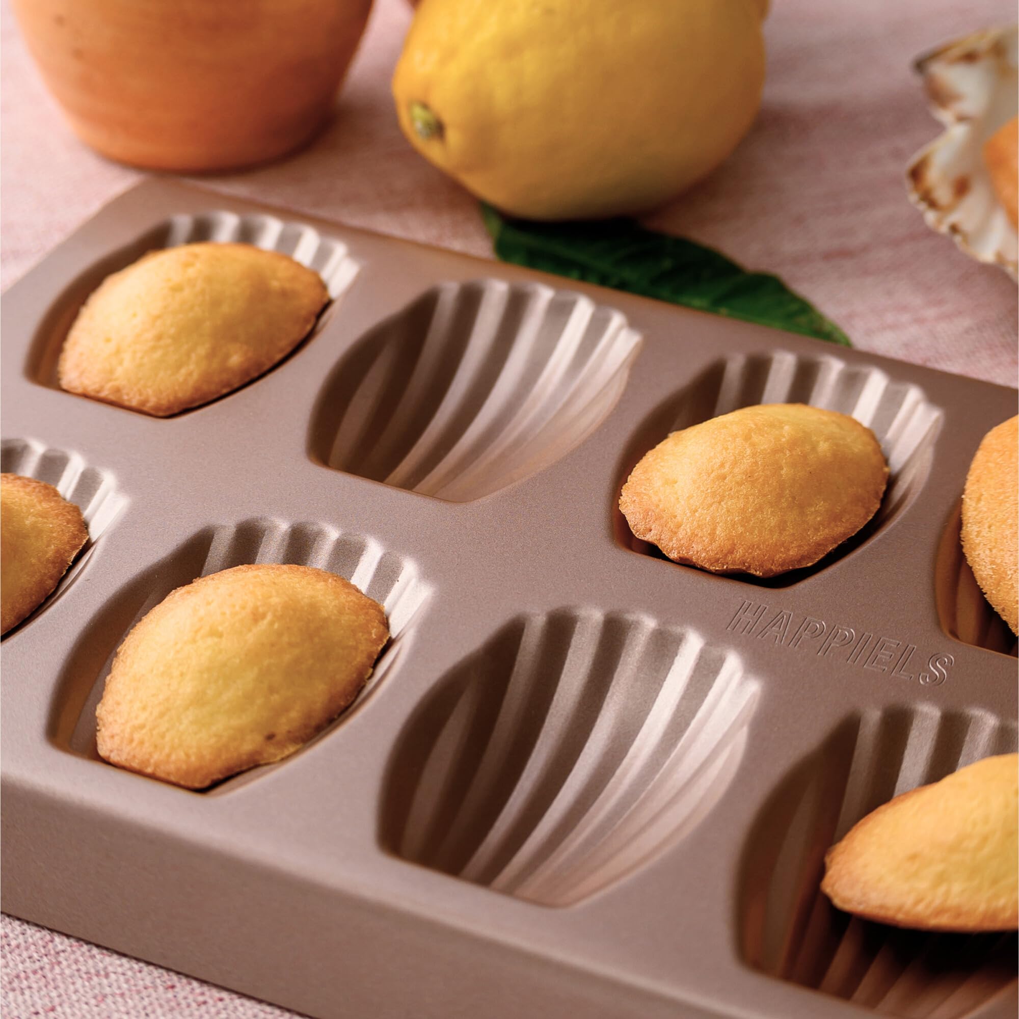 HAPPIELS non-toxic, BPA-free Madeleine mold promotes safe baking.