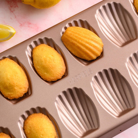 HAPPIELS shell-shaped cookie mold ideal for classic madeleines and petite cakes.