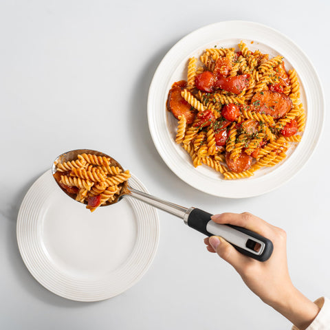 Happy Kit ergonomic handle close-up, comfortable control during stirring.