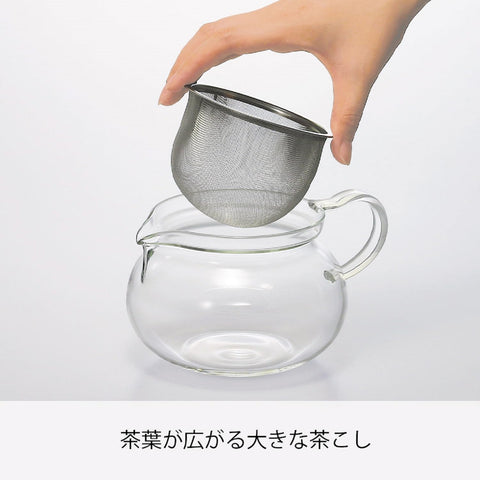 Hario ChaCha Maru teapot side view highlights ergonomic handle for comfortable pouring.