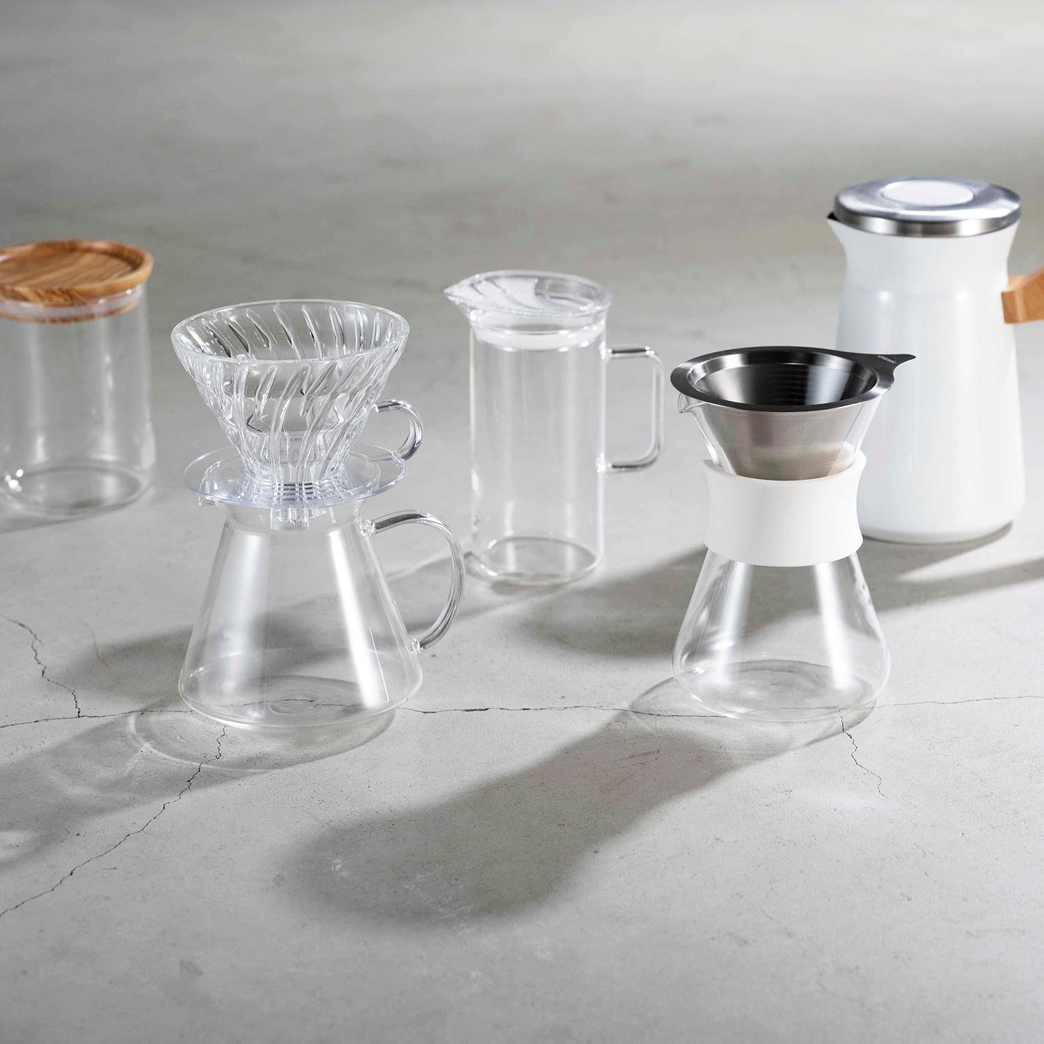 Hario Simply V60 pouring water in a swirl to optimize extraction