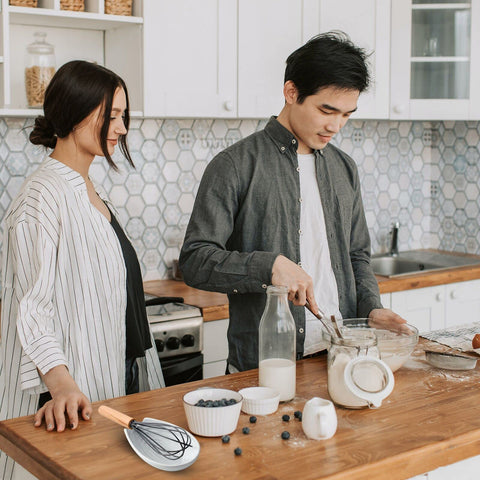 Hasense white ceramic spoon rest with glossy glaze for easy cleaning.