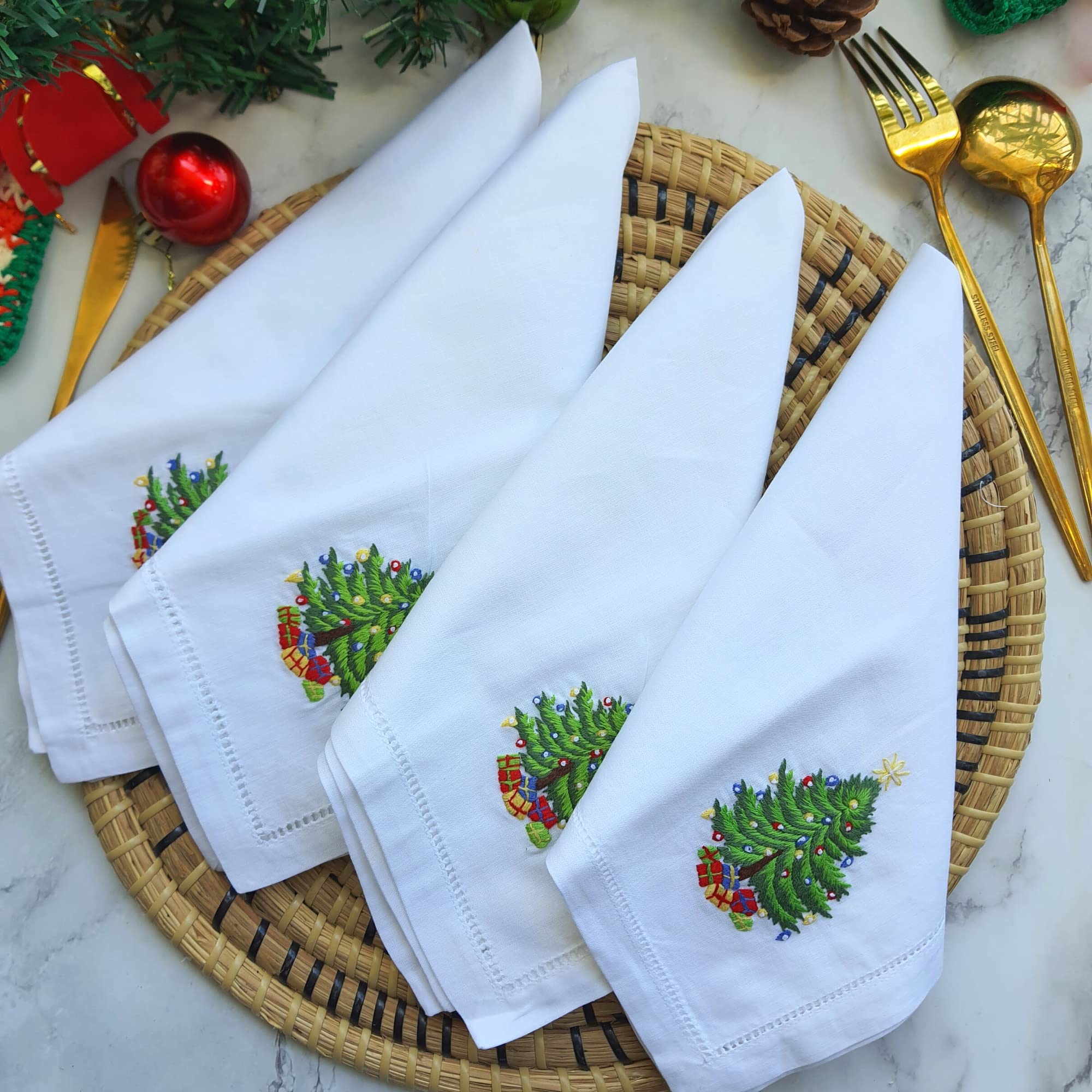 HCRAFT Christmas tree design napkin ideal for festive settings.