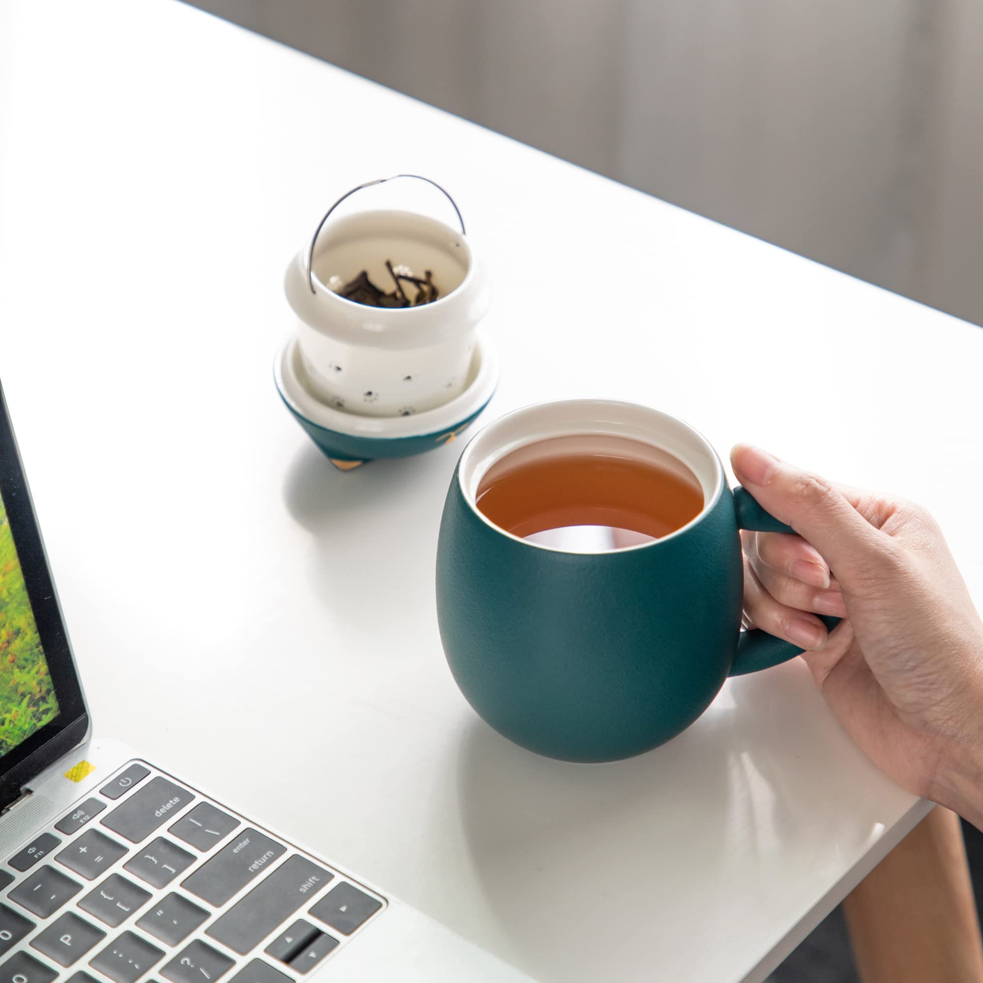 Fine mesh bottom prevents loose leaves from reaching the cup