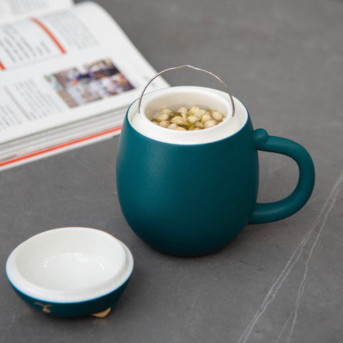 Lid doubles as drip tray to keep surfaces clean while brewing