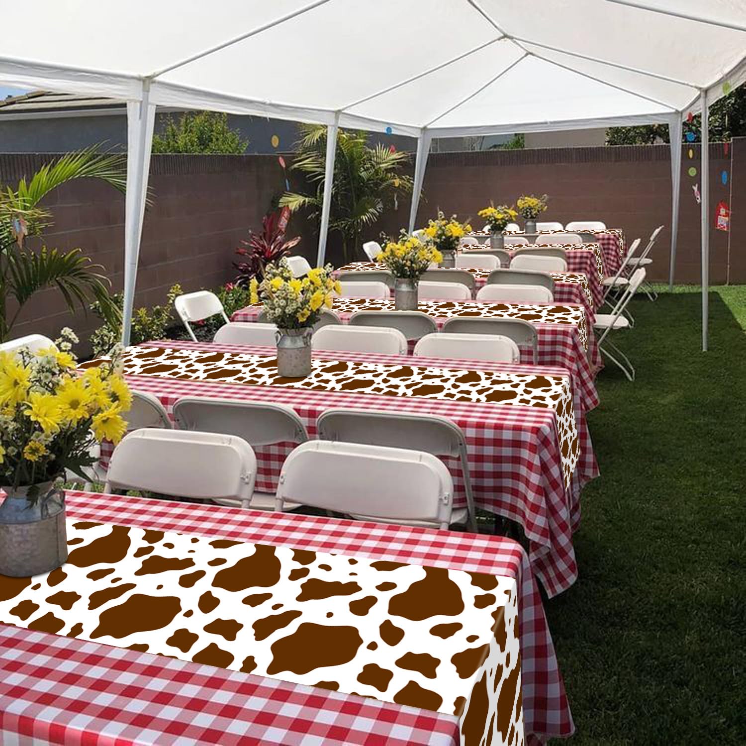 Hegbolke farm party decor uses brown cow runners for versatile styling.