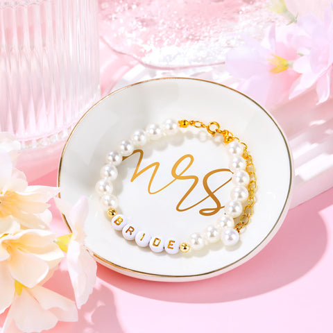 HELORAY wedding candle creates a calming ambience for pre-wedding pampering.