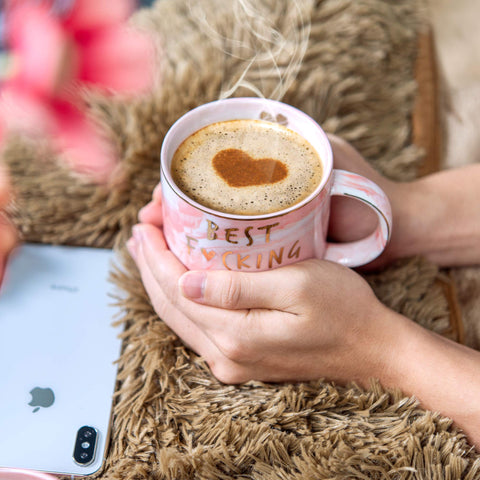 Hendson marble mug held in hand for comfortable grip