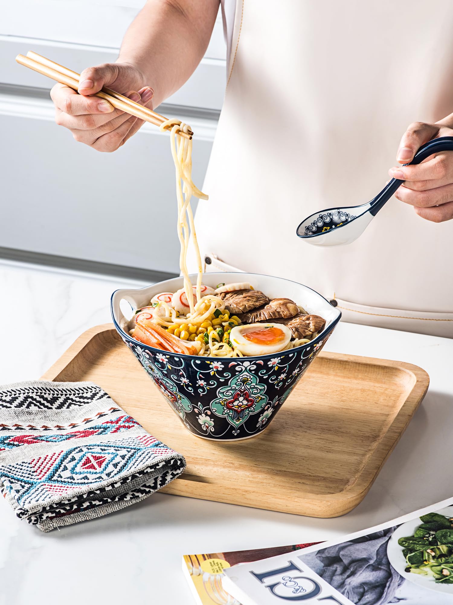HENXFEN LEAD built-in chopstick holes help keep utensils secure while serving.