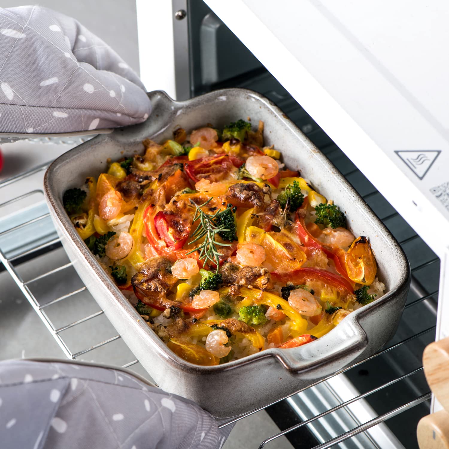 HENXFEN LEAD stackable bakeware saves cabinet space and simplifies cleanup.