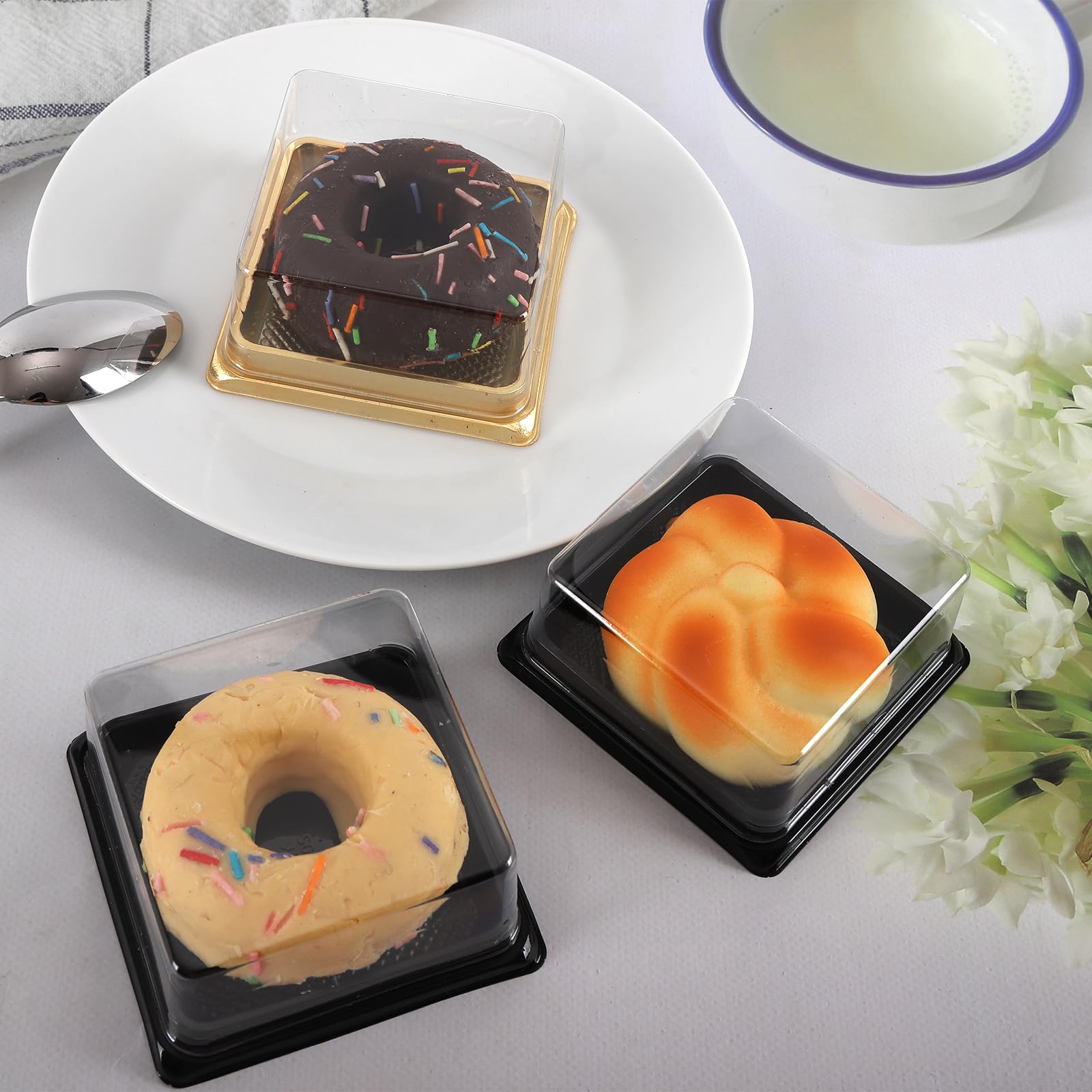 Hewnda wedding or party boxes: elegant dessert presentation.